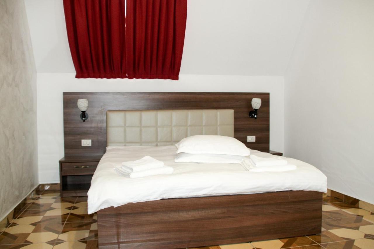Hotel Corina Borsa  Bagian luar foto
