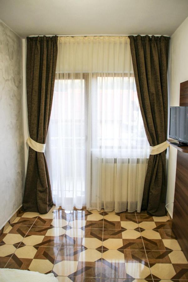 Hotel Corina Borsa  Bagian luar foto