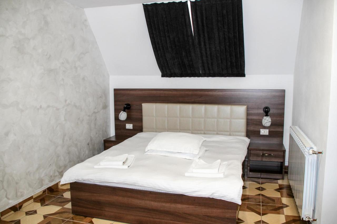 Hotel Corina Borsa  Bagian luar foto